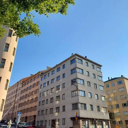 Kattohuoneisto 2h Upealla Naekymaellae Metron Laehellae Appartamento Helsinki