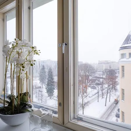 Kattohuoneisto 2h Upealla Naekymaellae Metron Laehellae * Helsingfors