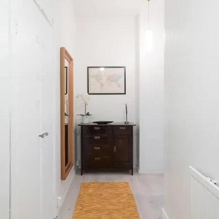 Kattohuoneisto 2h Upealla Naekymaellae Metron Laehellae * هلسنكي