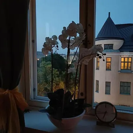 Kattohuoneisto 2h Upealla Naekymaellae Metron Laehellae هلسنكي